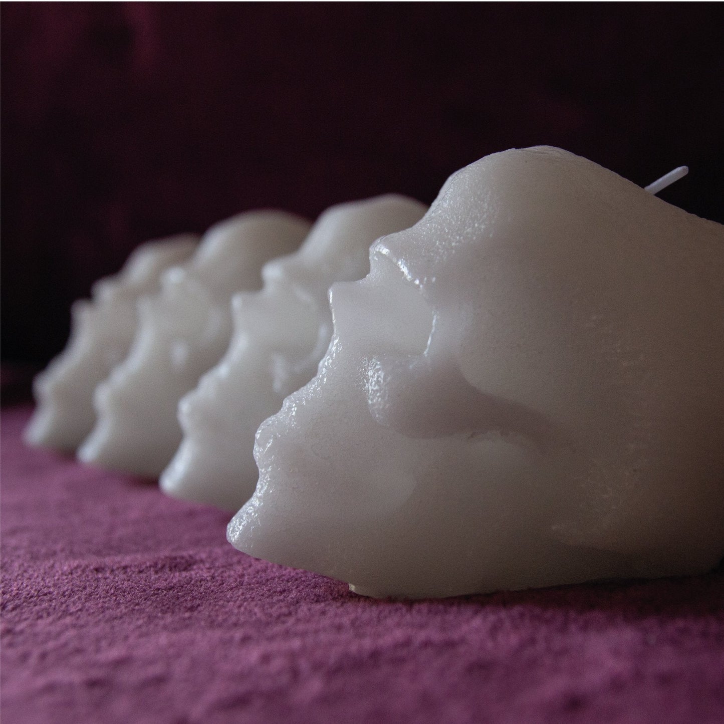 Swiece CANDWAX w ksztalcie malych bialych czaszek - 4 szt.